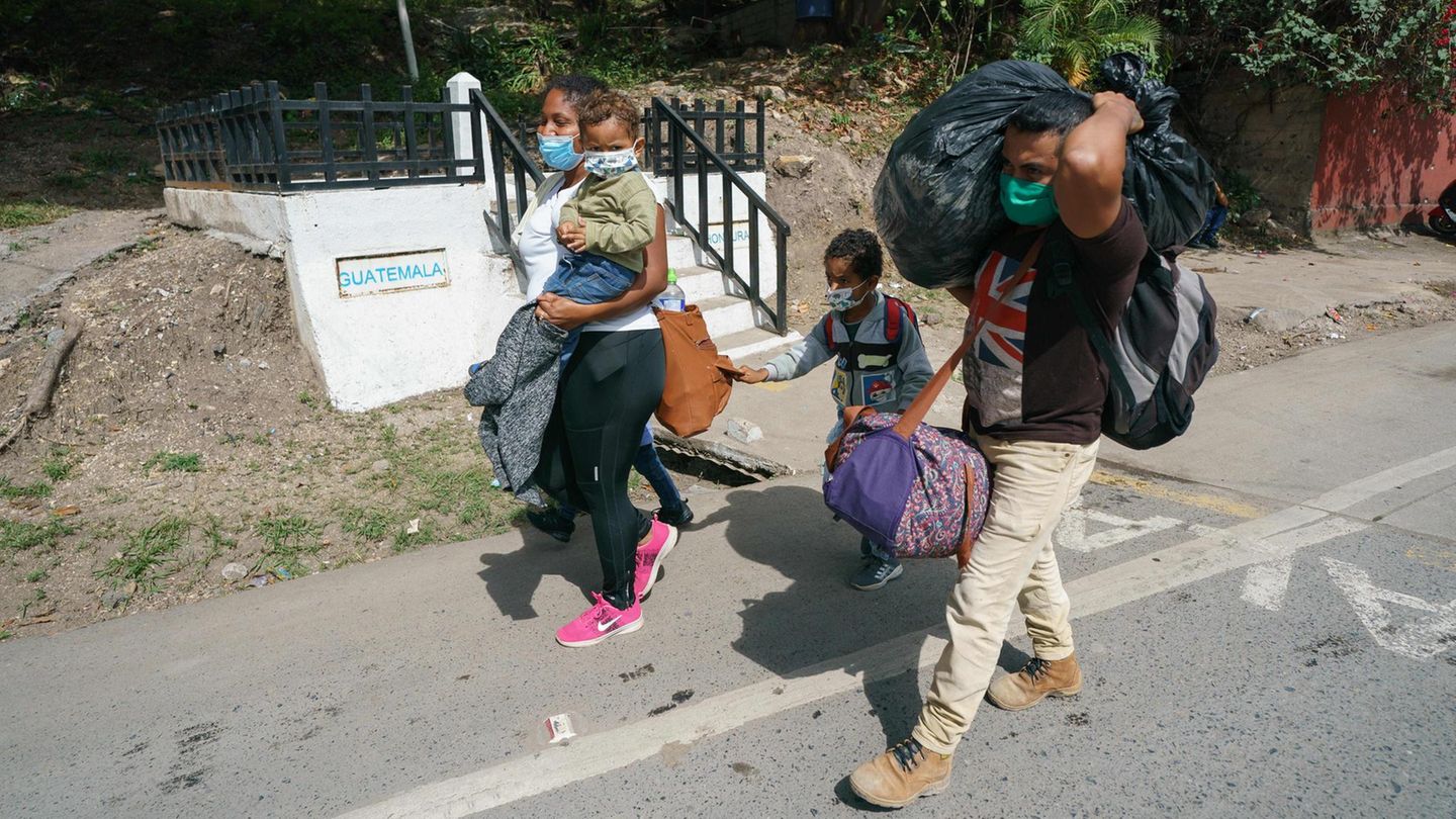 Das mittelamerikanische Land hat das Problem, dass viele Bürger das Land verlassen. 245.000 Menschen sollen 2024 das Weite gesucht haben. Kein Wunder, angesichts der etwa 2,8 Millionen, die auf humanitäre Hilfe angewiesen waren. Gleichzeitig ist Honduras Transitland für Flüchtlinge und Migranten aus dem Süden, sie sich Richtung Mexiko und USA aufmachen. Fast 375.000 durchquerten das Land im vergangenen Jahr