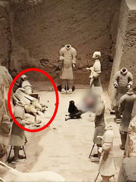 Ein 30-jähriger Mann liegt am Boden der Grube der berühmten chineschen Terrakotta-Armee