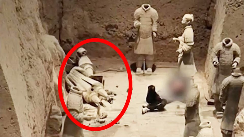 Weltkulturerbe demoliert: Tourist reißt Statuen in berühmter Terrakotta-Armee um Ein 30-jähriger Mann liegt am Boden der Grube der berühmten chineschen Terrakotta-Armee