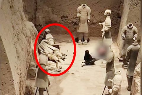 Ein 30-jähriger Mann liegt am Boden der Grube der berühmten chineschen Terrakotta-Armee
