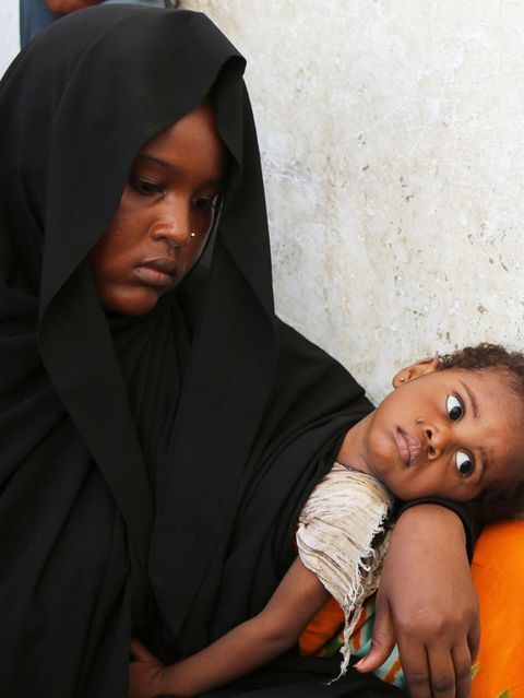 Den zehnten Platz im Ranking der schlimmsten Vertreibungskrisen nimmt Somalia ein. Das Land am Horn von Afrika ist ein zerfallender Staat, der teilweise nur auf dem Papier existiert. Im Jahr 2024 kamen verschiedene Faktoren zusammen, die eine die Lage rasant verschärften. Eine Dürre, ein aufflackender Bürgerkrieg und wirtschaftliche Unsicherheit ließen die Zahl der Binnenflüchtlinge auf 3,5 Millionen Menschen anwachsen. In diesem Jahr rechnet der NRC mit einer sich verschärfenden Nahrungsmittelknappheit