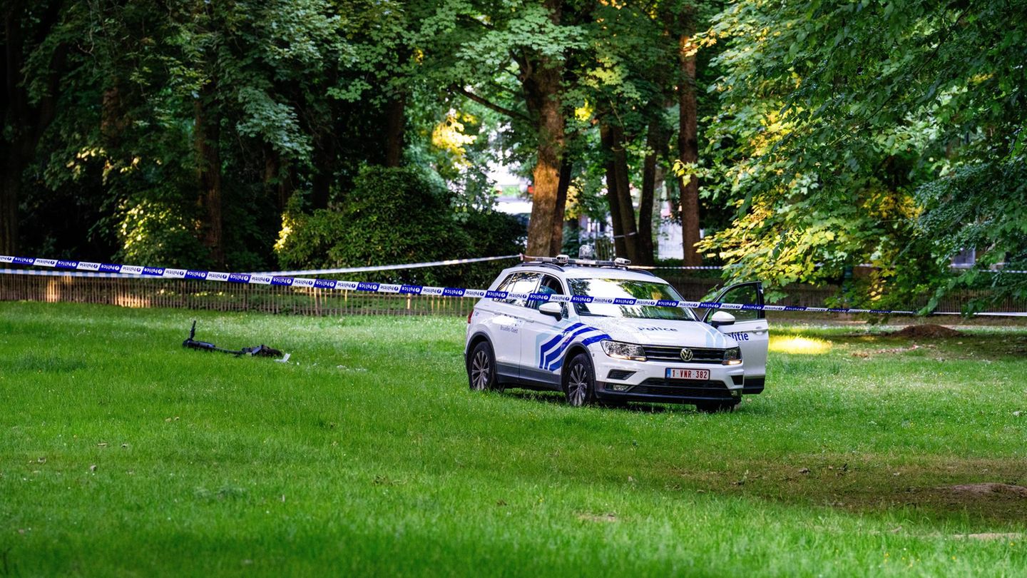 Ein Polizeiauto im Elisabethpark in Belgiens Hauptstadt Brüssel, daneben liegt ein E-Scooter