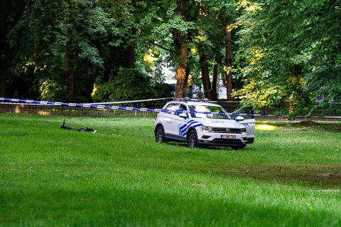 Ein Polizeiauto im Elisabethpark in Belgiens Hauptstadt Brüssel, daneben liegt ein E-Scooter