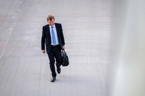 Johann Wadephul trägt eine Aktentasche auf dem Weg zum Regierungsflieger