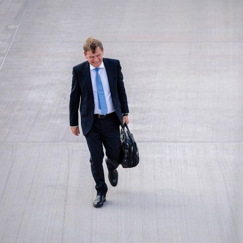 Johann Wadephul trägt eine Aktentasche auf dem Weg zum Regierungsflieger