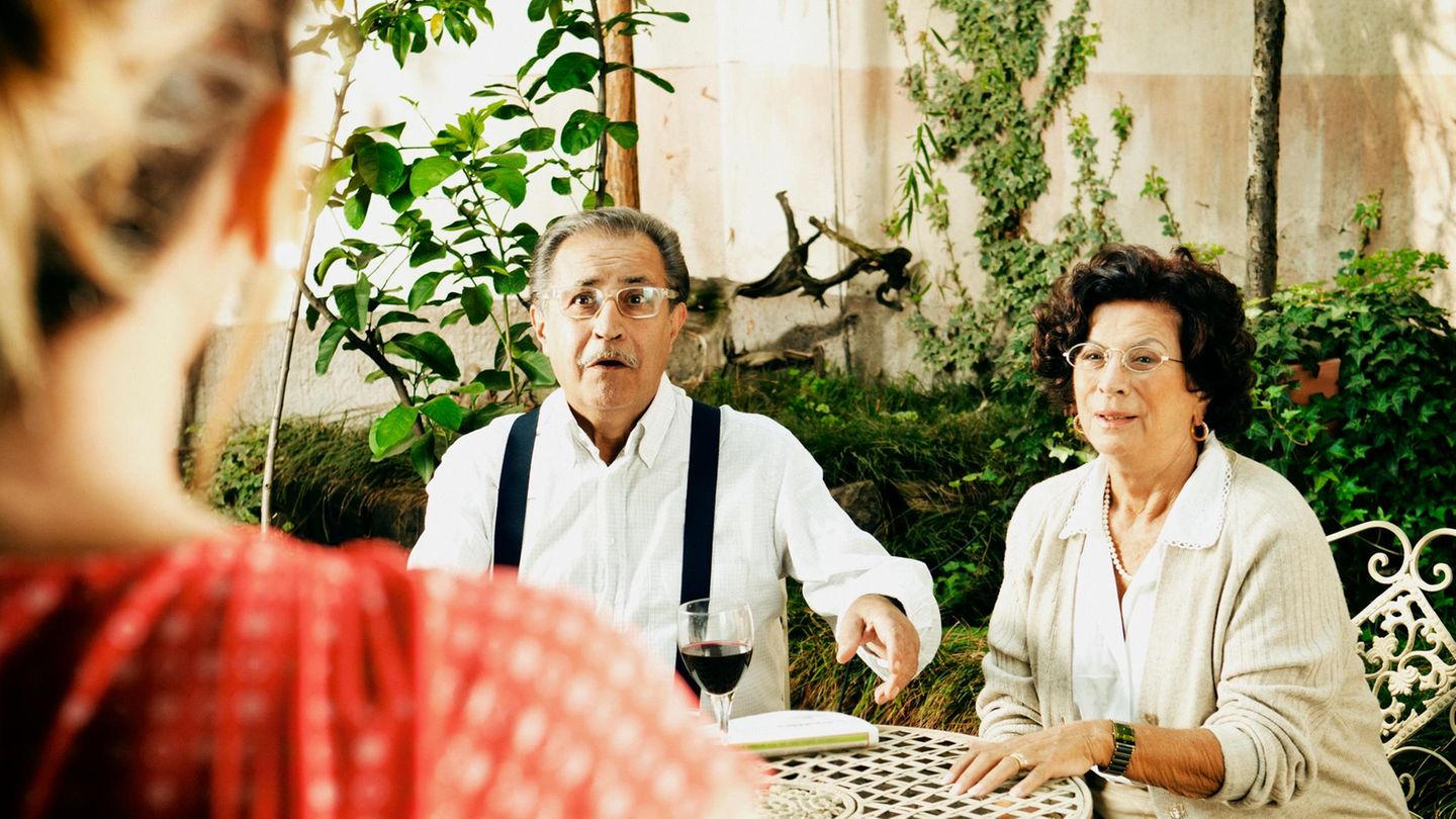 Ein älteres Paar in Italien spricht mitr einer jüngeren Frau. Muss sie mit einem Übergriff rechnen?