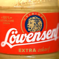 Das Löwensenf-Logio auf einem Glas