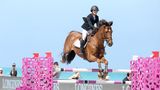 Georgina Bloomberg über einem Sprung auf einem Tunier