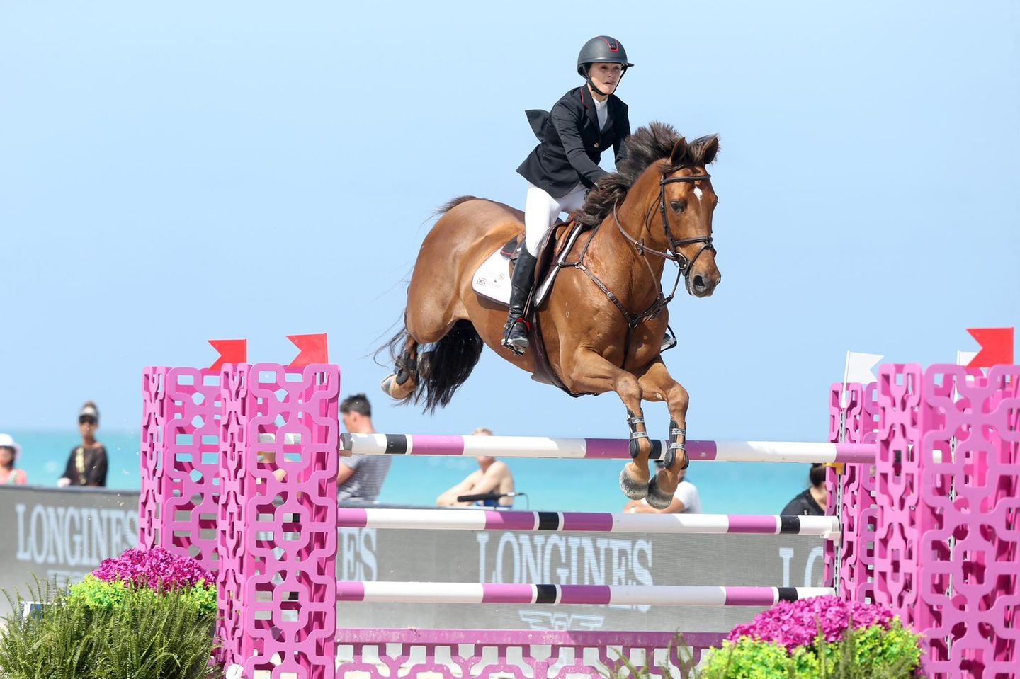 Georgina Bloomberg über einem Sprung auf einem Tunier Georgina Bloomberg über einem Sprung auf einem Tunier