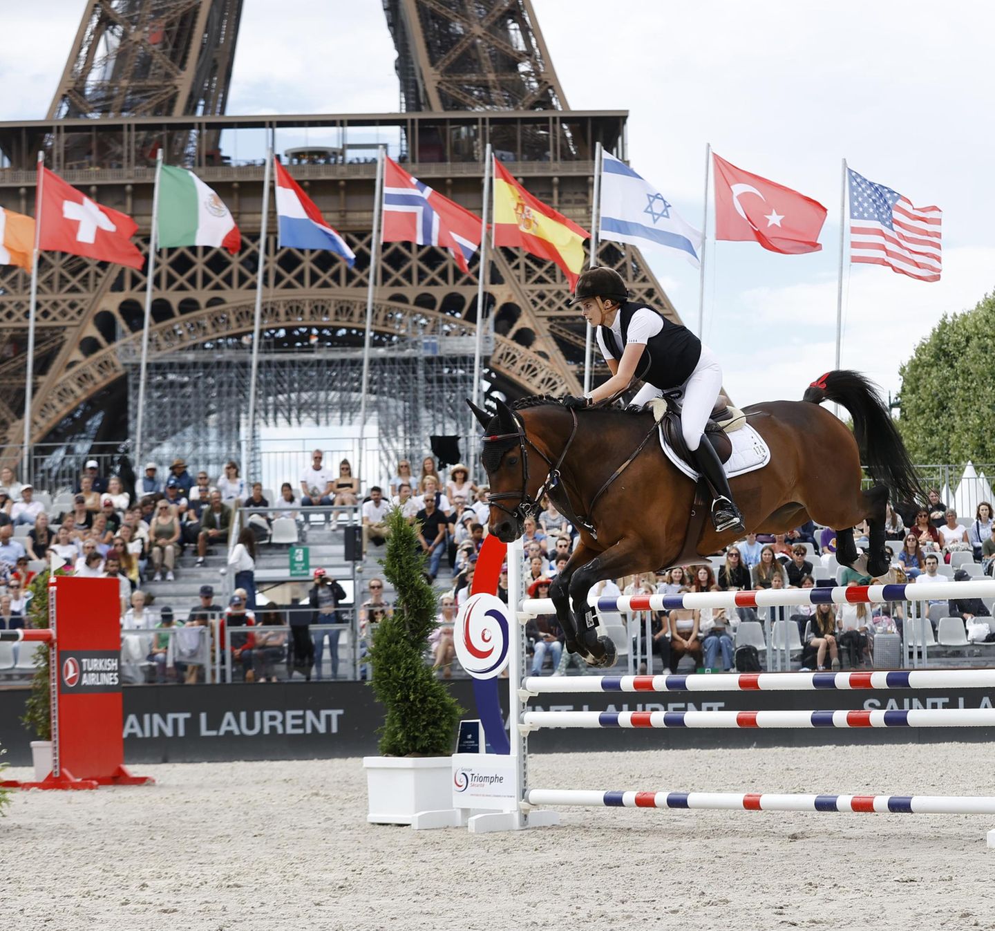 Athina Onassis tritt beim Longines Paris Eiffel Jumping auf dem Champ de Mars in Paris an