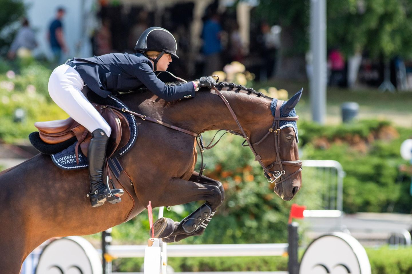Jennifer Gates über einem Sprung auf einem Tunier