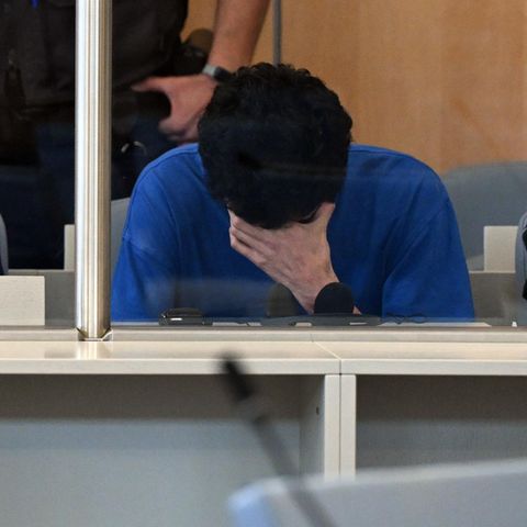 Der Angeklagte Issa Al H. hält sich beim Prozessauftakt zum dem Attentat von Solingeneine Hand vors Gesicht