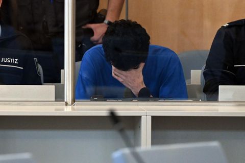 Der Angeklagte Issa Al H. hält sich beim Prozessauftakt zum dem Attentat von Solingeneine Hand vors Gesicht