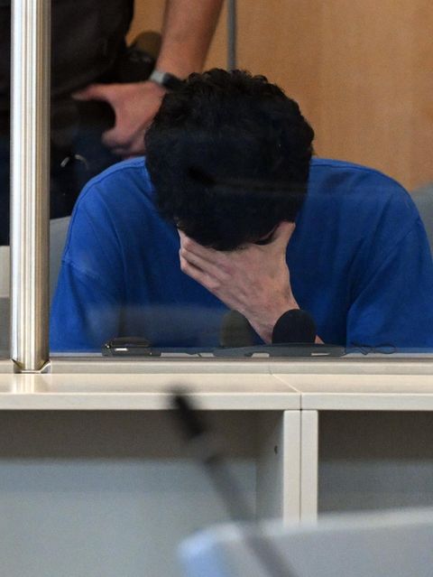 Der Angeklagte Issa Al H. hält sich beim Prozessauftakt zum dem Attentat von Solingeneine Hand vors Gesicht