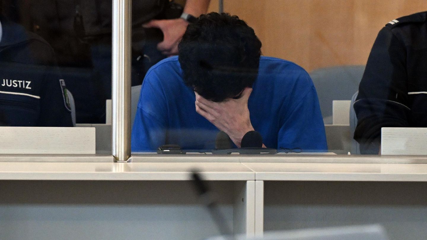 Issa Al H. Der Angeklagte Issa Al H. hält sich beim Prozessauftakt zum dem Attentat von Solingeneine Hand vors Gesicht