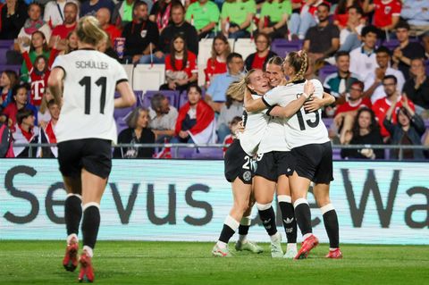 Nach einem weiteren Tor jubeln die DFB-Frauen rund um Torschützin Klara Bühl, Elisa Senß und Selina Cerci