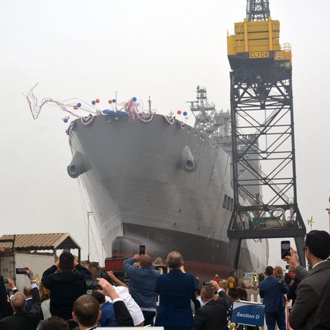 Pete Hegseth will die "USNS Harvey Milk", hier bei ihrer Taufe im November 2021, umbenennen
