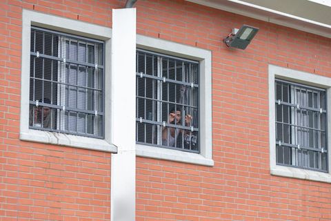 Insassen blicken durch vergitterte Fenster in der Unterbringungseinrichtung für Ausreisepflichtige in Büren (Archivfoto) Foto: F