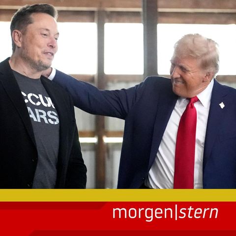 Elon Musk und Donald Trump auf einer Wahlkampfveranstaltung
