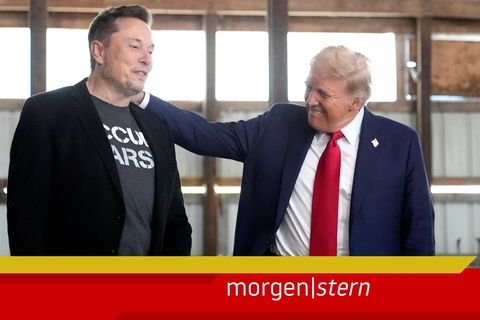 Elon Musk und Donald Trump auf einer Wahlkampfveranstaltung