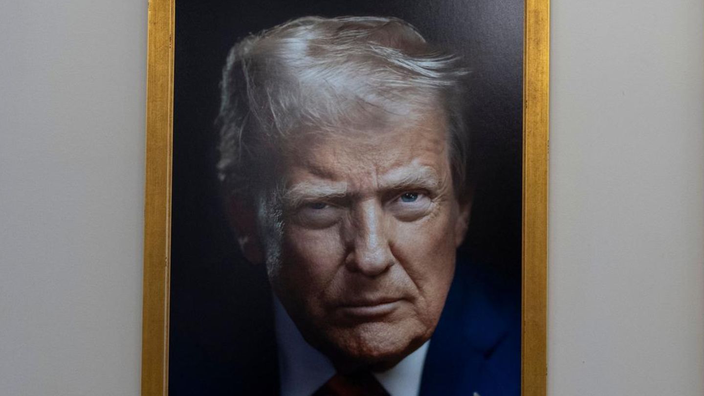 Donald Trump’s new portrait breaks with a tradition