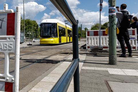Im Bereich der Brücke an der Wuhlheide sind Straßenbahnen inzwischen wieder im Einsatz. (Archivbild) Foto: Carsten Koall/dpa