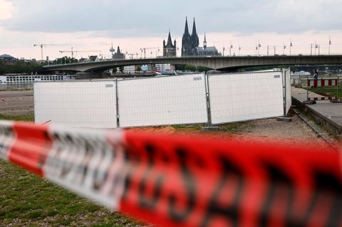 Absperrband vor dem Kölner Dom