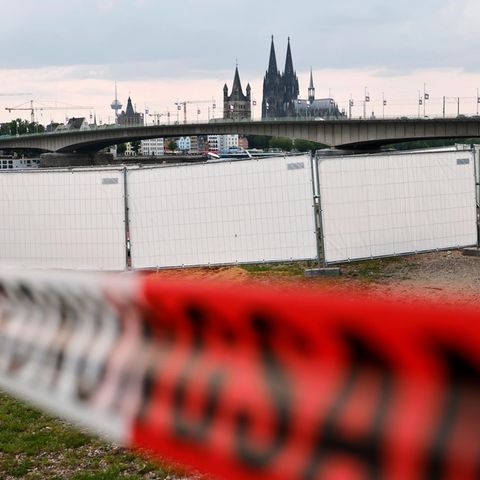 Absperrband vor dem Kölner Dom