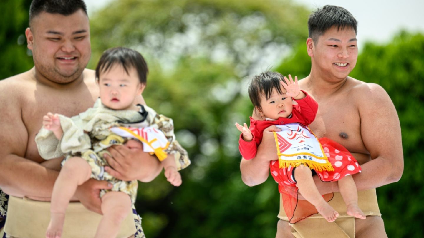 Japanische Kinder mit Sumo-Kämpfern in Tokio