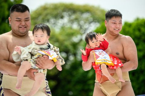 Japanische Kinder mit Sumo-Kämpfern in Tokio