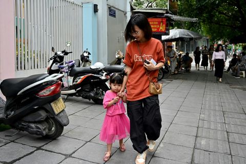 Frau mit Kind im Vietnam