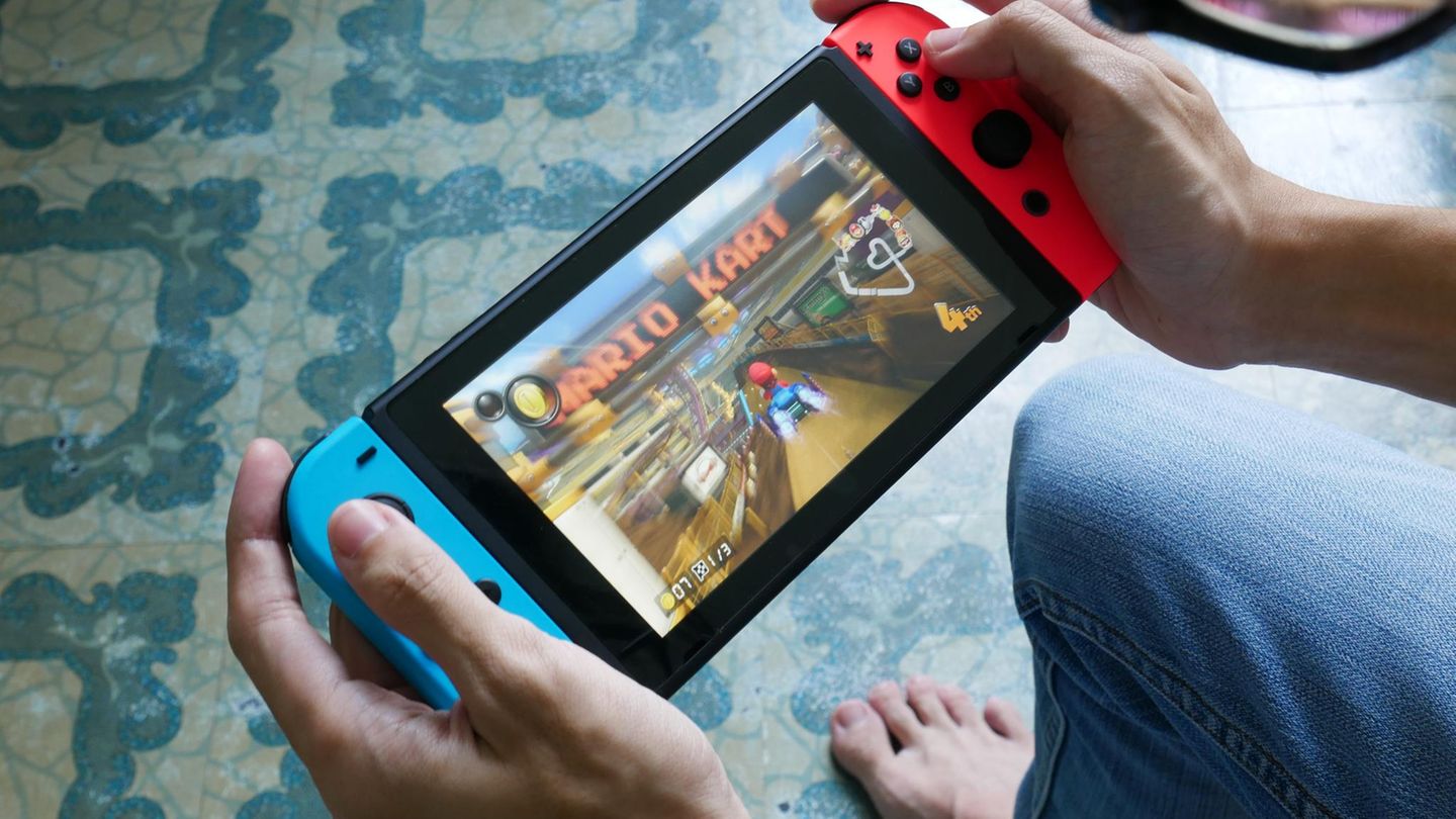 Switch 2 microSD Express: Ein Mann spielt Mario Kart auf seiner Nintendo Switch