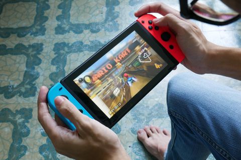 Switch 2 microSD Express: Ein Mann spielt Mario Kart auf seiner Nintendo Switch