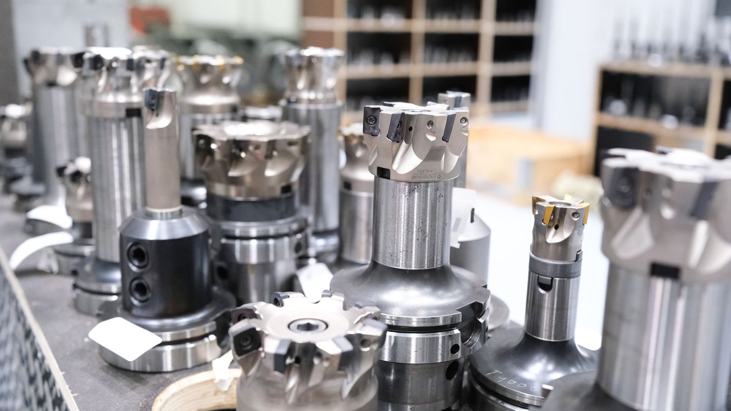 Customs dispute brakes orders: Dampers for mechanical engineering: fewer orders in April
