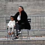 Der kleinen Love, hier eine Aufnahme von 2024 mit ihrer Mutter, Diddys Exfreundin Dana Tran, bleiben die traumatisierenden Erfahrungen ihrer Geschwister zum Glück noch erspart. Sie wird im Oktober drei Jahre alt.