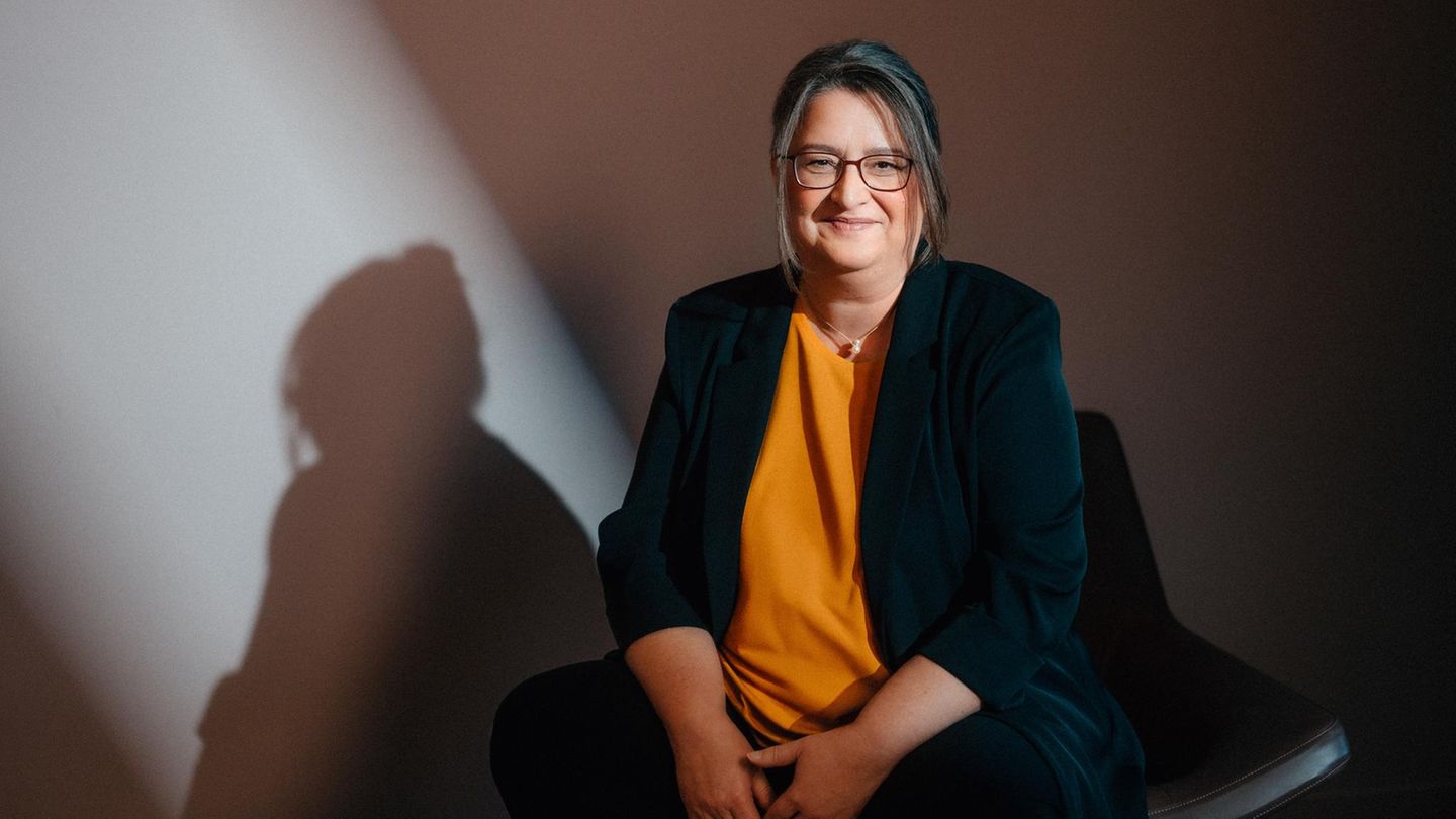 Otto CEO Petra Scharner-Wolff sitzt auf einem Stuhl. An der Wand erkennt man ihren Schatten.