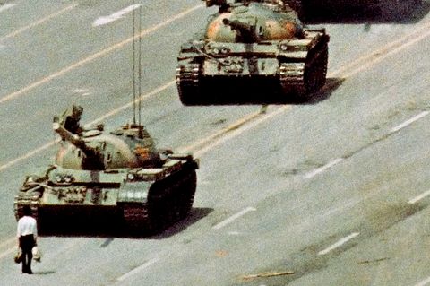Ein Mann stellt sich alleine Panzern in den Weg
