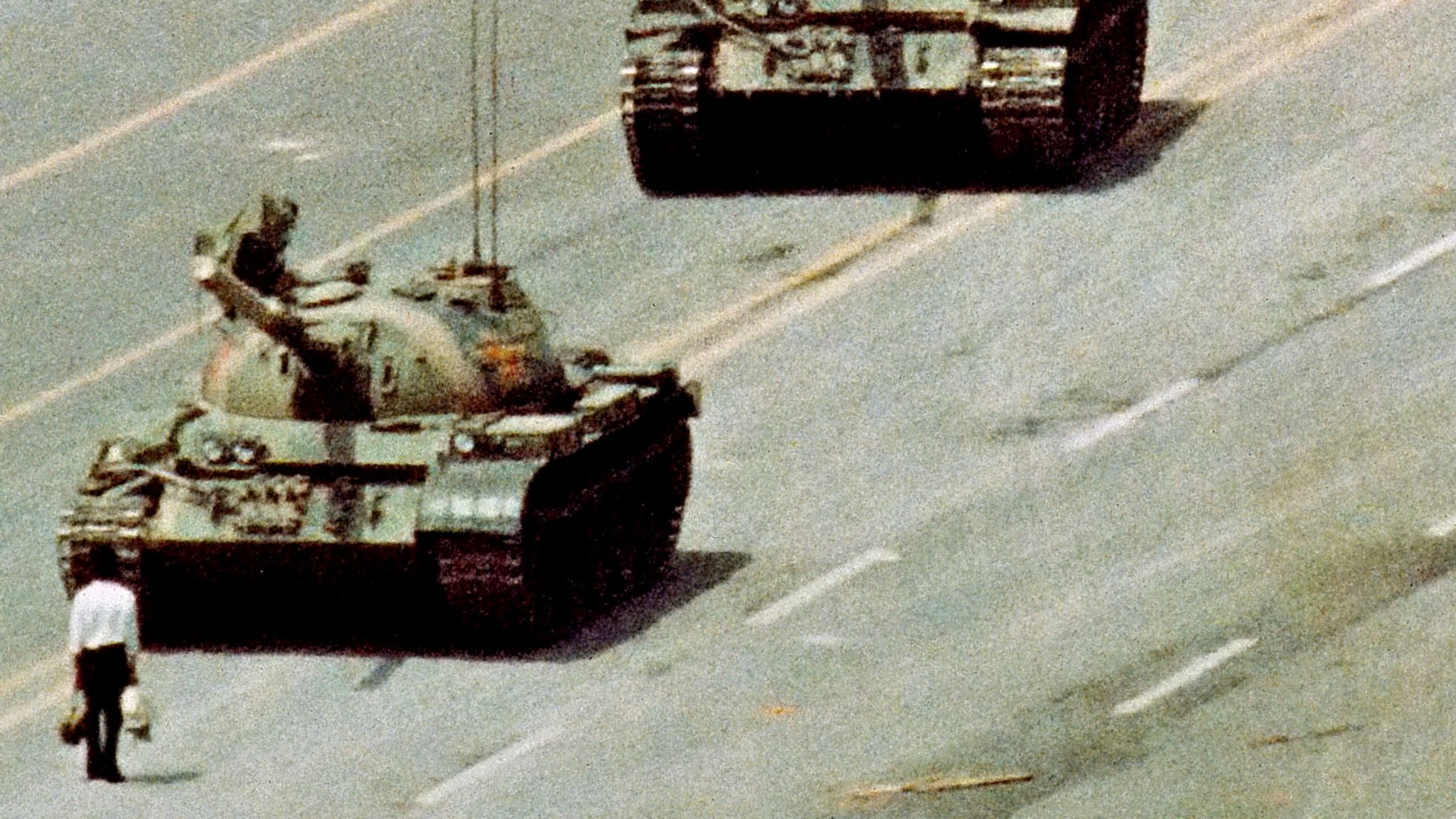 Ein Mann stellt sich alleine Panzern in den Weg