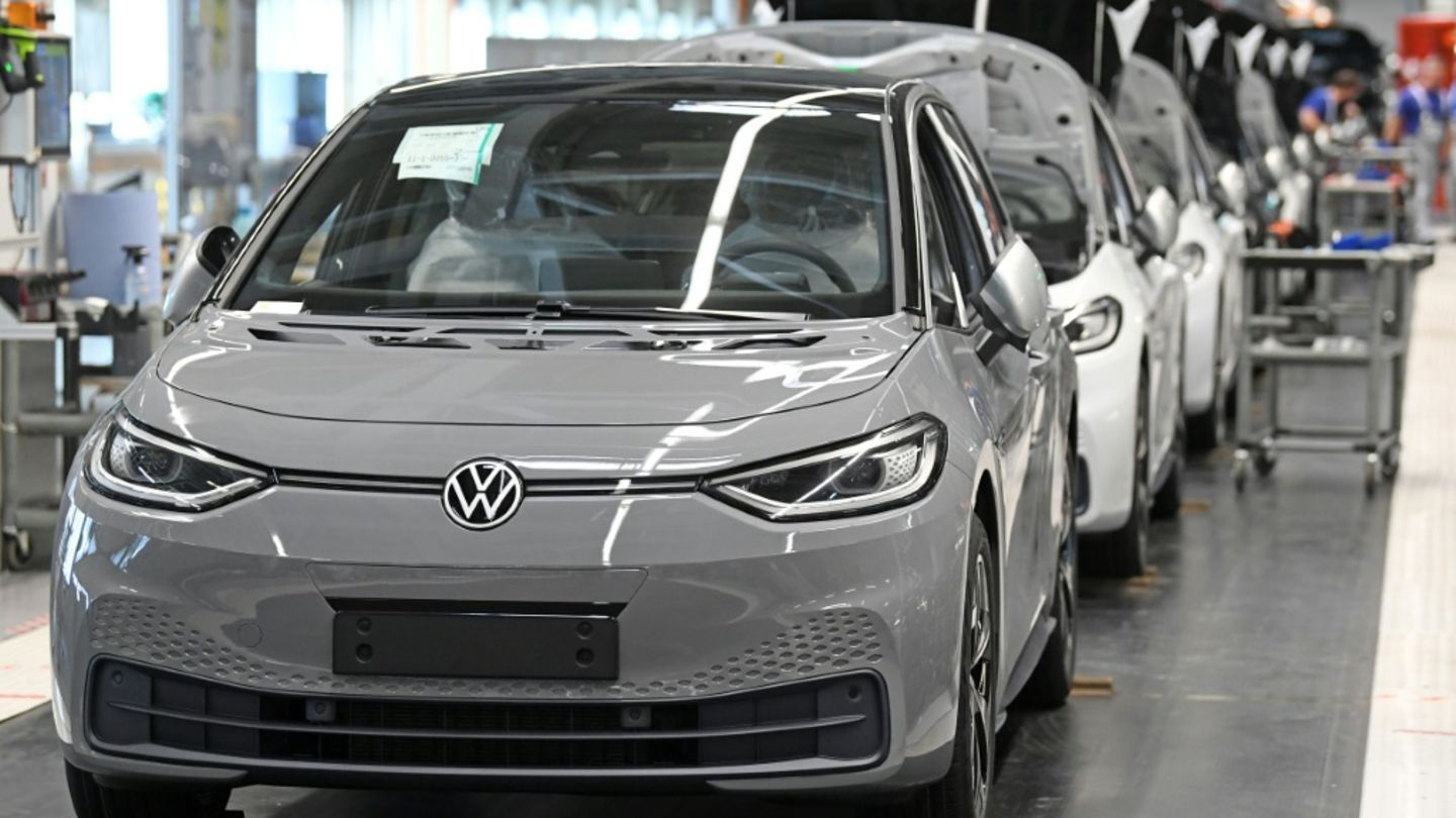 Neue E-Autos in einem VW-Werk