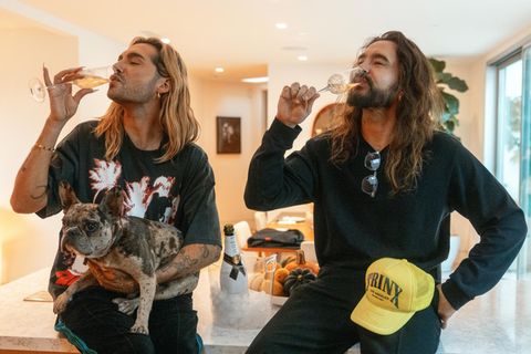 Darauf ein Glas Champagner: Bill Kaulitz und Tom Kaulitz in der zweiten Staffel ihrer Netflix-Show "Kaulitz & Kaulitz"
