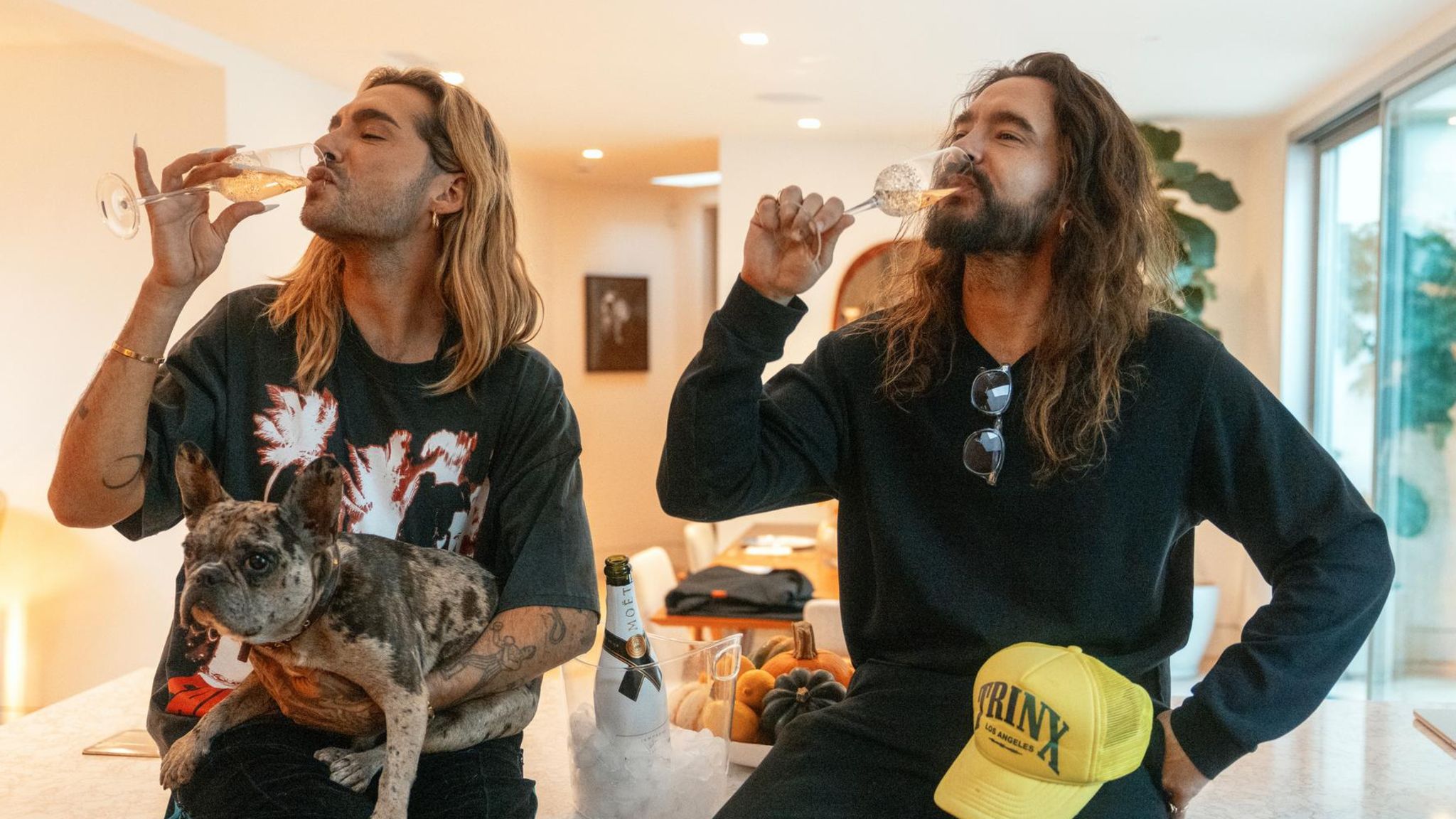 Darauf ein Glas Champagner: Bill Kaulitz und Tom Kaulitz in der zweiten Staffel ihrer Netflix-Show "Kaulitz & Kaulitz"