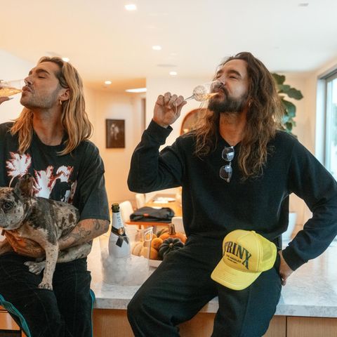 Darauf ein Glas Champagner: Bill Kaulitz und Tom Kaulitz in der zweiten Staffel ihrer Netflix-Show "Kaulitz & Kaulitz"