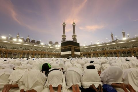 Muslimische Gläubige an der Kaaba