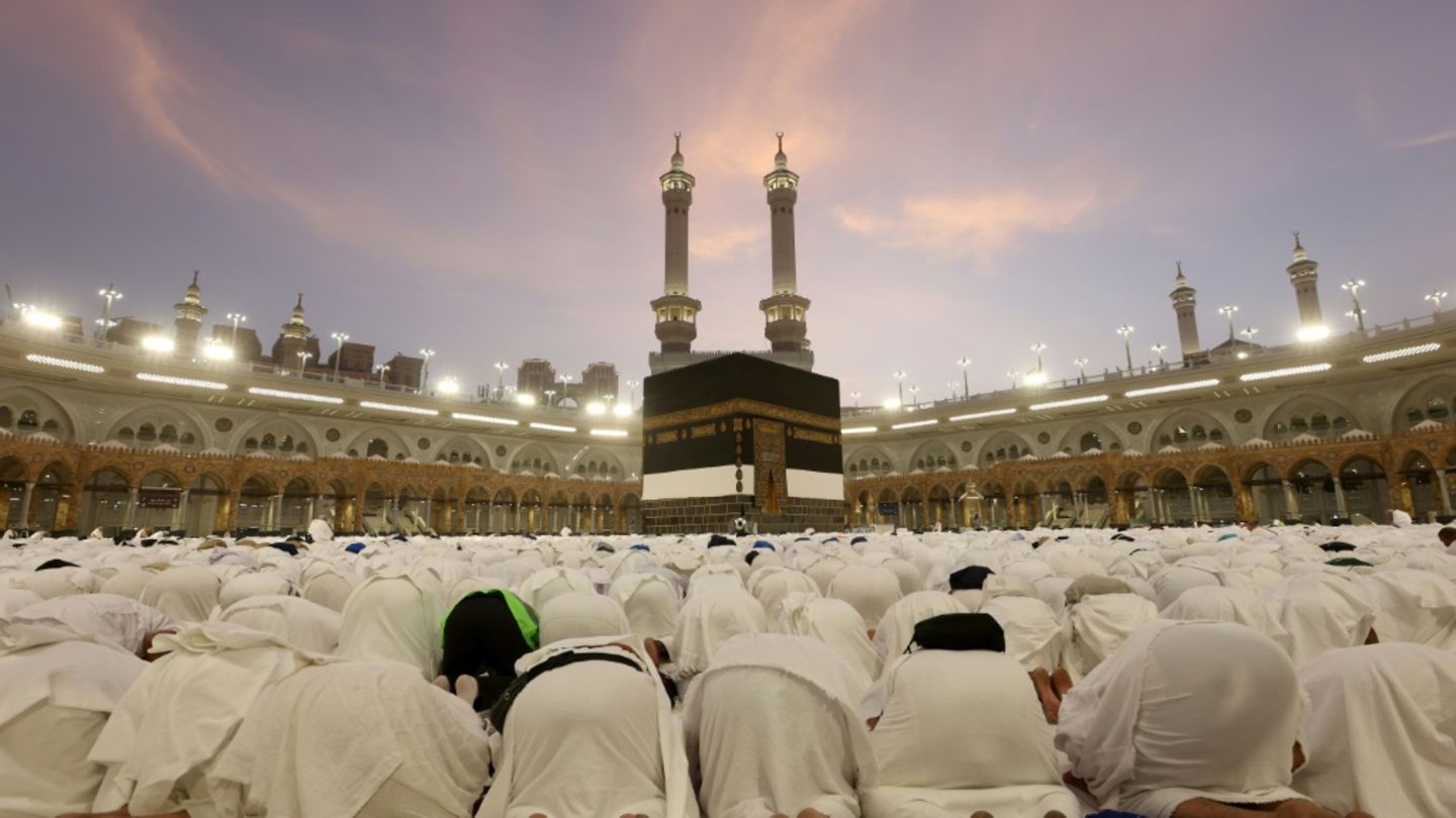 Muslimische Gläubige an der Kaaba