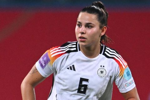 Lena Oberdorf läuft im DFB-Trikot über den Platz