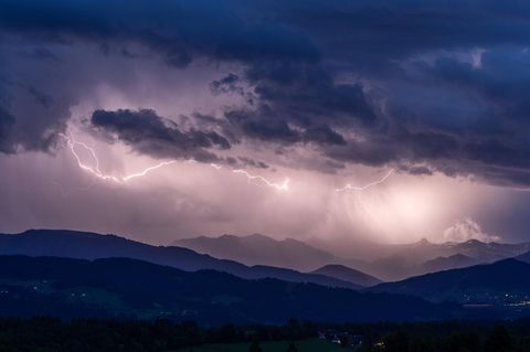 Blitze und Unwetter ziehen über Bayern