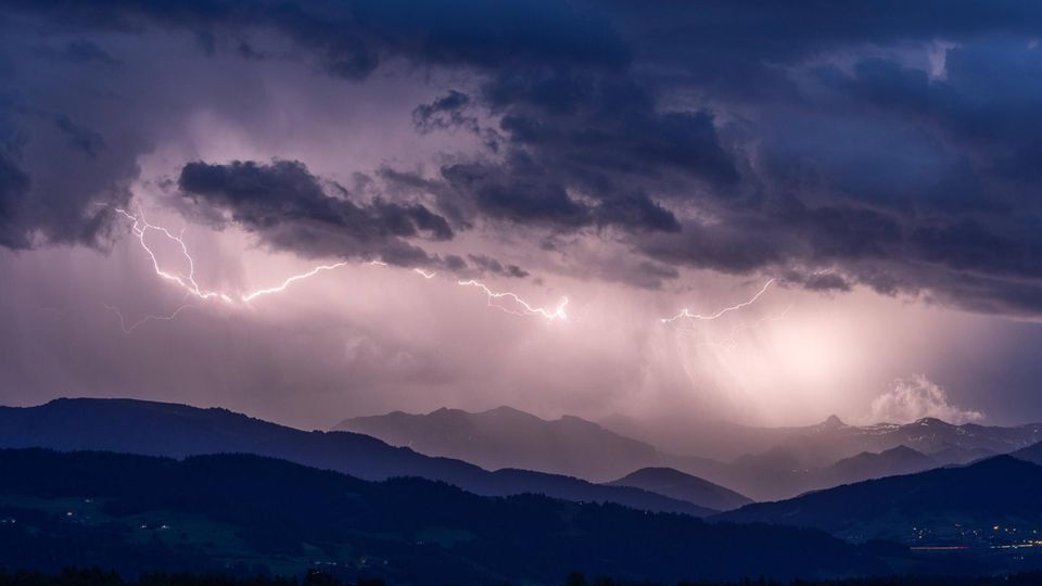 Blitze und Unwetter ziehen über Bayern