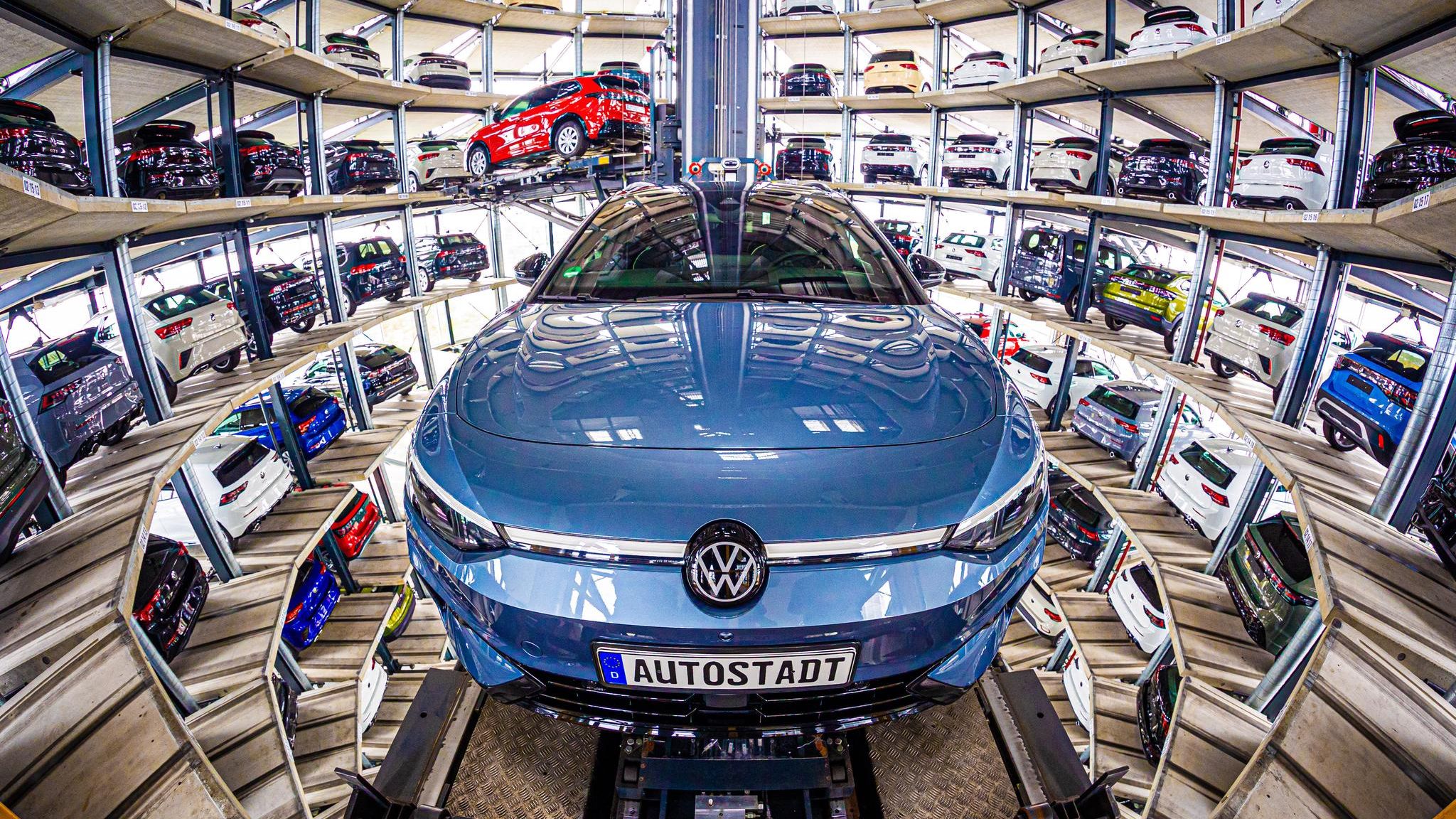 "Elektro-Passat": Ein VW ID.7 in der Wolfsburger Autostadt vor der Auslieferung. Das Modell zählt laut Ferdinand Dudenhöffer zu den beliebtesten batteriebetriebenen Dienstwagen 