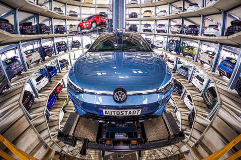 "Elektro-Passat": Ein VW ID.7 in der Wolfsburger Autostadt vor der Auslieferung. Das Modell zählt laut Ferdinand Dudenhöffer zu den beliebtesten batteriebetriebenen Dienstwagen 
