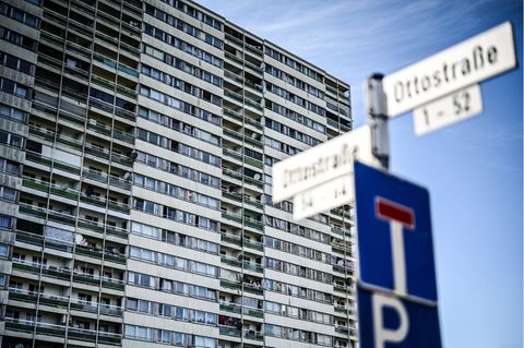 Eines der vier als "Weiße Riesen" bekannten Hochhäuser, die in Bärbel Bas' Heimatstadt Duisburg stehen